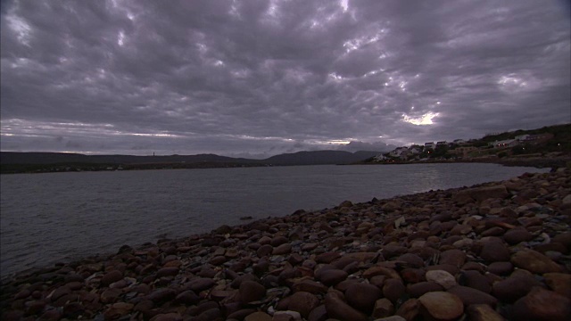 宽阔的海岸线和海浪与紫色的天空荡漾视频素材