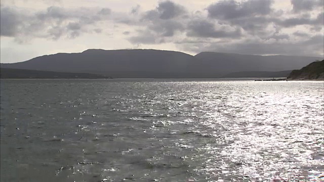 中景与海岬在背景波涛汹涌的大海视频素材