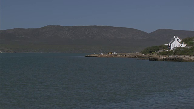 静态宽镜头的海和海角与房屋视频素材