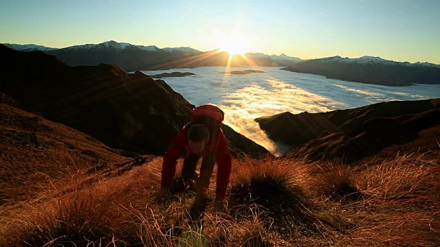 年轻人在山顶得到帮助视频素材