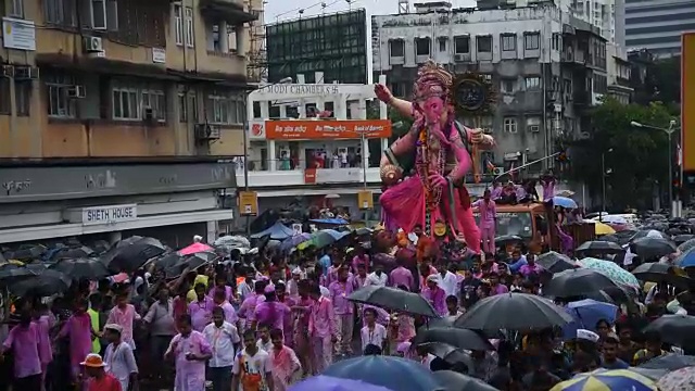 在印度马哈拉施特拉邦孟买举行的甘帕蒂维萨扬仪式上，人群在宗教游行队伍中视频素材