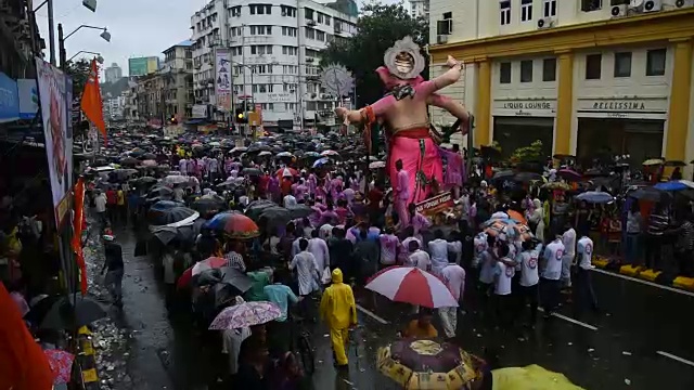 在印度马哈拉施特拉邦孟买举行的甘帕蒂维萨扬仪式上，人群在宗教游行队伍中视频素材