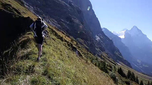 徒步旅行者攀登山脊走向高山视频素材