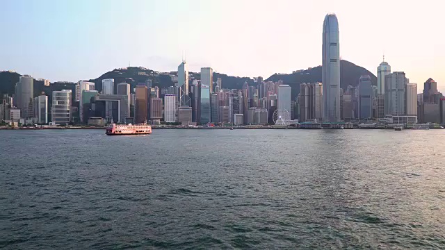 城市天际线和维多利亚港，中国香港视频素材