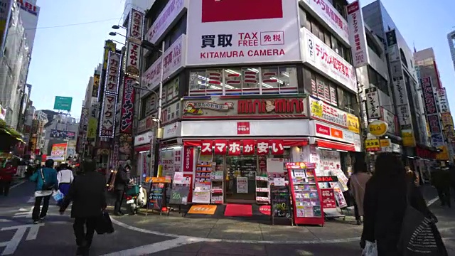 镜头捕捉新宿车站西门区的市容。这里有许多电器行、照相机店和餐馆。视频素材