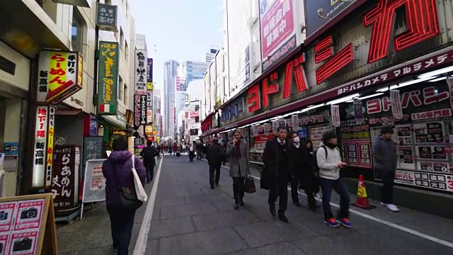 镜头捕捉新宿车站西门区的市容。这里有许多电器行、照相机店和餐馆。视频素材