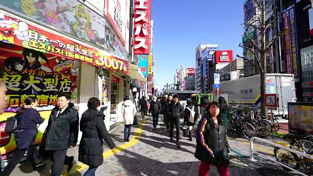 在东京新宿的Yasukuni-Doori，步行相机捕捉到了许多游客和行人。视频素材