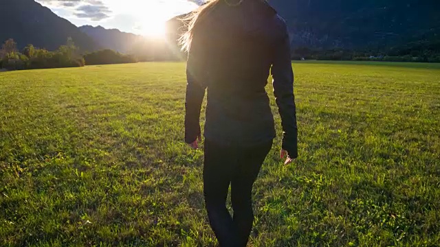 年轻女子走向夕阳视频素材