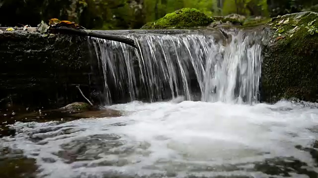 流动的水。近距离视频素材