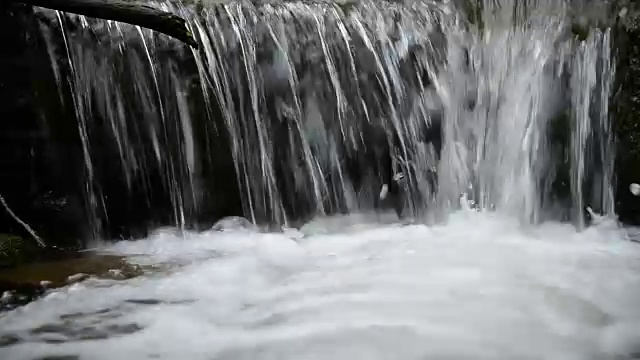 流动的水。近距离视频素材