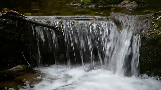 流动的水。近距离视频素材