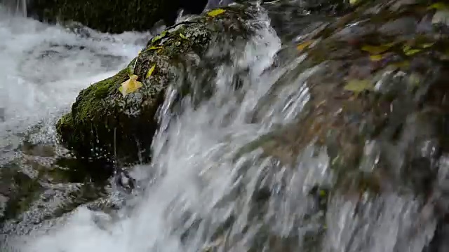 流动的水。近距离视频素材