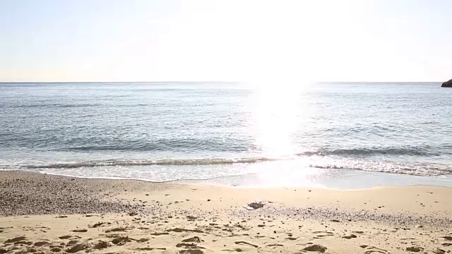 男人跑过海滩，冲进海浪和大海视频素材