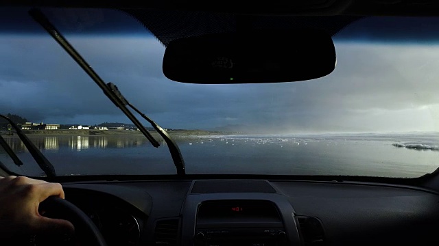 沿着海滩开车，海浪拍打着窗外视频素材