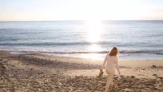 女人走过海滩，浪边，海视频素材