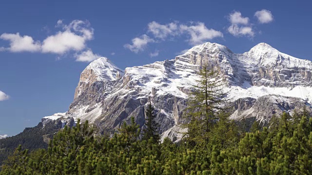 意大利白云石山脉的山景。视频下载