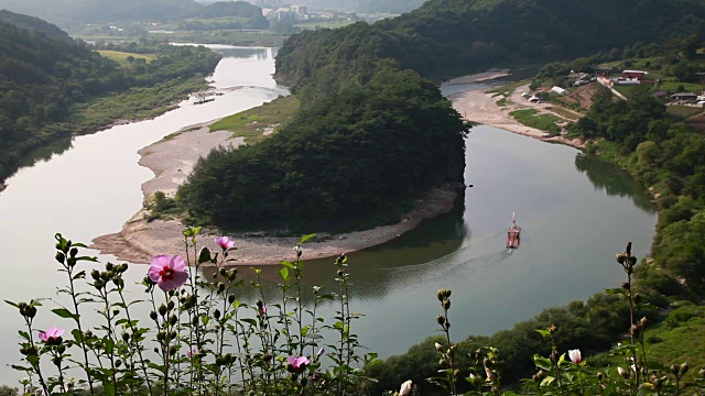 这是永woolseonammaeul村的朝鲜半岛形状的悬崖视频素材