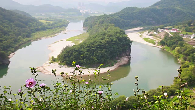 这是永woolseonammaeul村的朝鲜半岛形状的悬崖视频素材