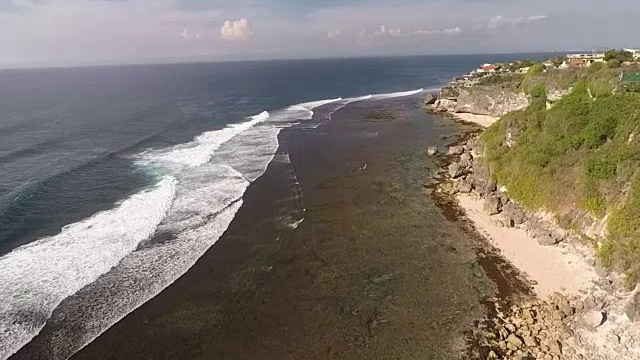 海洋和悬崖，巴厘岛，飞越视频下载