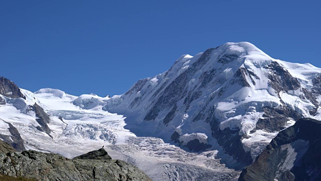 马特洪峰地区唯一的登山者视频素材