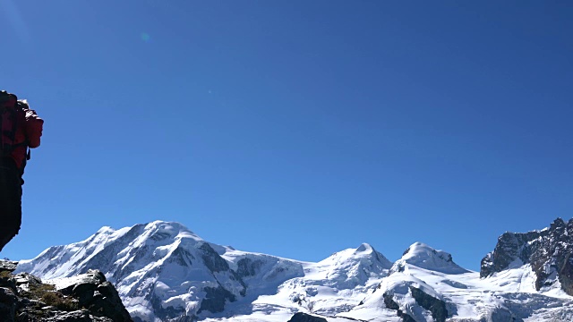 马特洪峰地区唯一的登山者视频素材