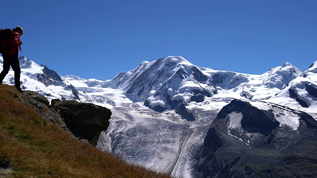 马特洪峰地区唯一的登山者视频素材