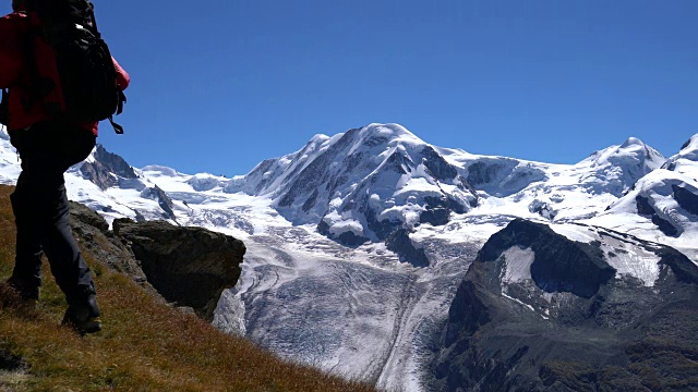 马特洪峰地区唯一的登山者视频素材