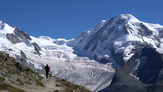 马特洪峰地区唯一的登山者视频素材