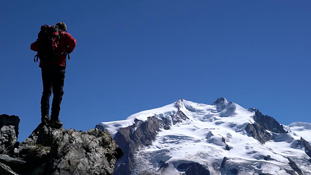 马特洪峰地区唯一的登山者视频素材