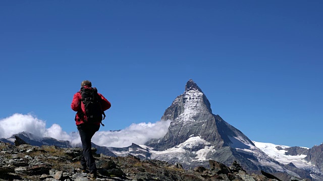 马特洪峰地区唯一的登山者视频素材