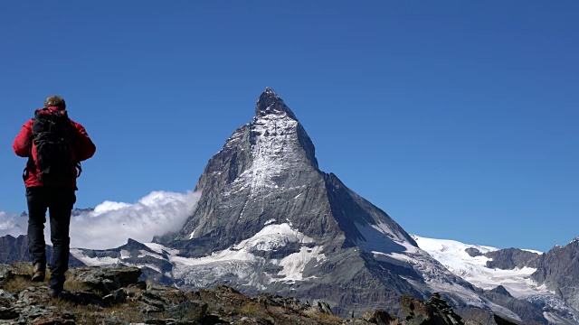 马特洪峰地区唯一的登山者视频素材