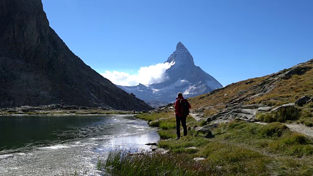 马特洪峰地区唯一的登山者视频素材