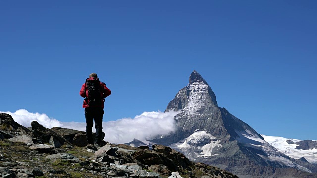 马特洪峰地区唯一的登山者视频素材