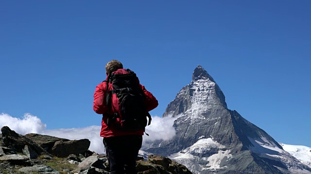 马特洪峰地区唯一的登山者视频素材