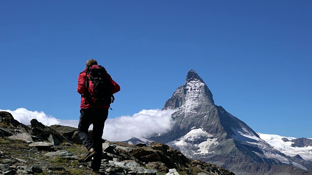 马特洪峰地区唯一的登山者视频素材