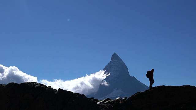 马特洪峰地区唯一的登山者视频素材