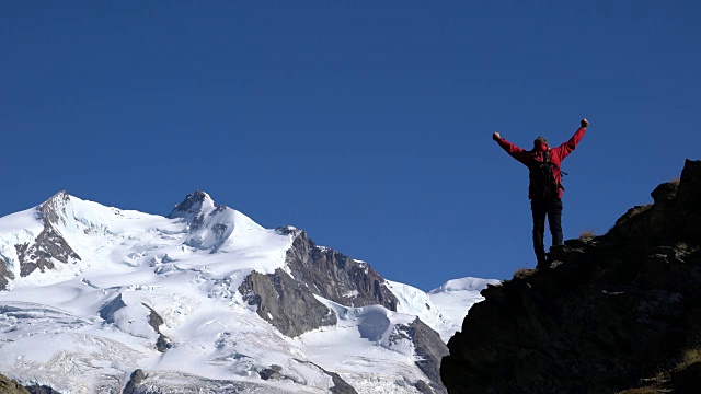 马特洪峰地区唯一的登山者视频素材