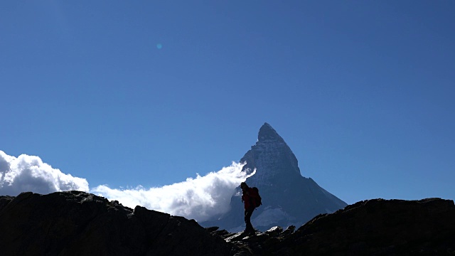 马特洪峰地区唯一的登山者视频素材