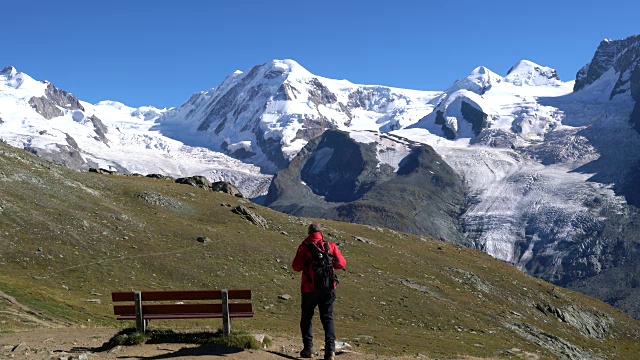 马特洪峰地区唯一的登山者视频素材