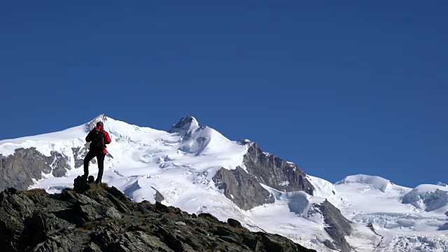 马特洪峰地区唯一的登山者视频素材