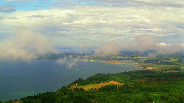 通过云层俯瞰海岸景观/奥林匹克半岛的空中视角，华盛顿视频素材