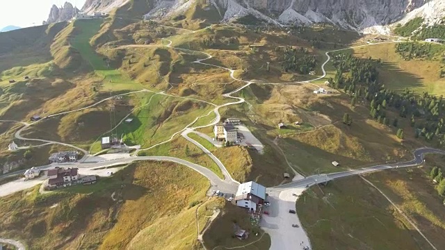 航拍:Dolomites的Passo Gardena视频素材