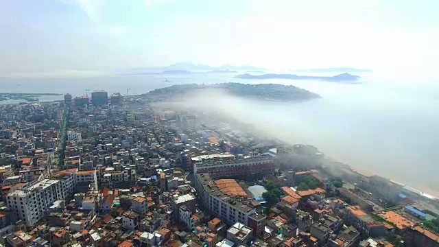 WS AERIAL shot of morning mist canopied coastline of Dongshan island/Fujian,China 南门湾 东山视频素材