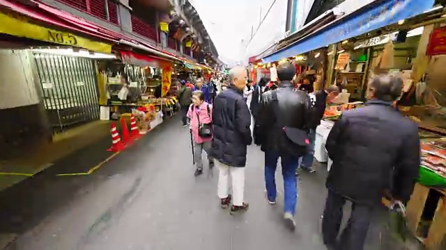 步行相机拍摄了美代子购物街两侧的各种各样的商店，有海鲜，蔬菜，相遇，服装等。没有音频的视频素材