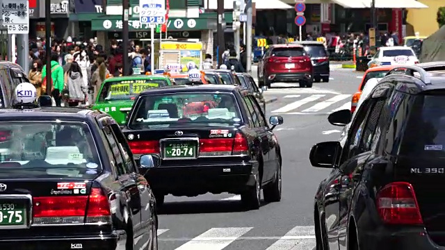 东京toshimaku Meiji-Dori ikebukuo站东入口前的摄像头捕捉到了城市交通。视频素材