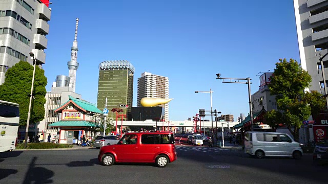 镜头捕捉到东京大东区浅草的神稻堂和江户堂十字路口的交通状况。在东京高速公路后面可以看到东京天空树和朝日啤酒塔。视频素材