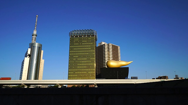 从浅草到太东，镜头拍摄了东京天空树和东京高速公路背后的城市景观。视频素材