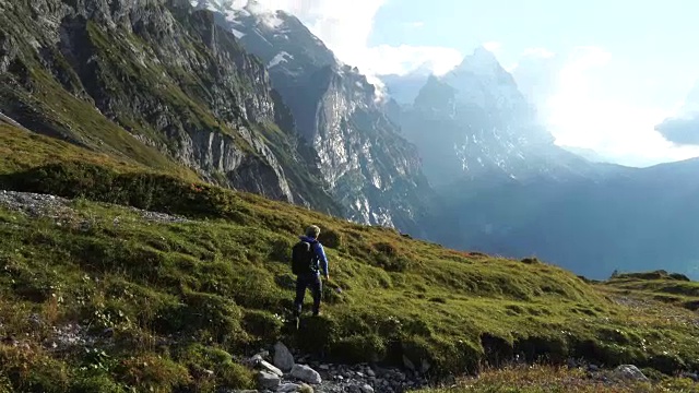 成熟的男人走过高山草地视频素材