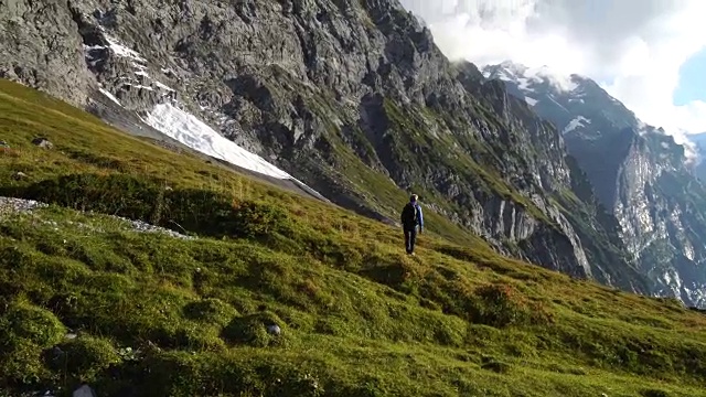 成熟的男人走过高山草地视频素材