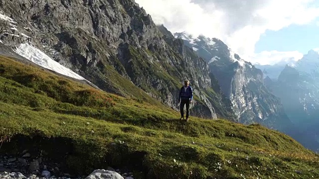 成熟的男人走过高山草地视频素材